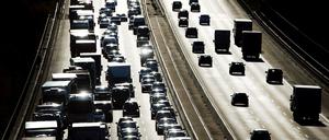 Auf der Autobahn 3 stehen Autos in einer Fahrtrichtung in einem langen Stau (Symbolbild).