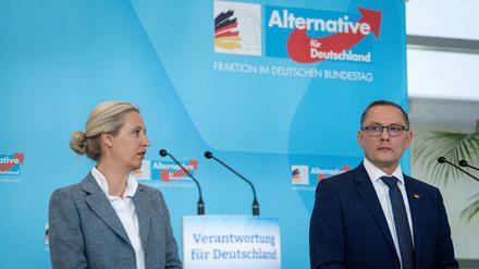 Die AfD-Bundessprecher Alice Weidel und Tino Chrupalla vor einer Fraktionssitzung.