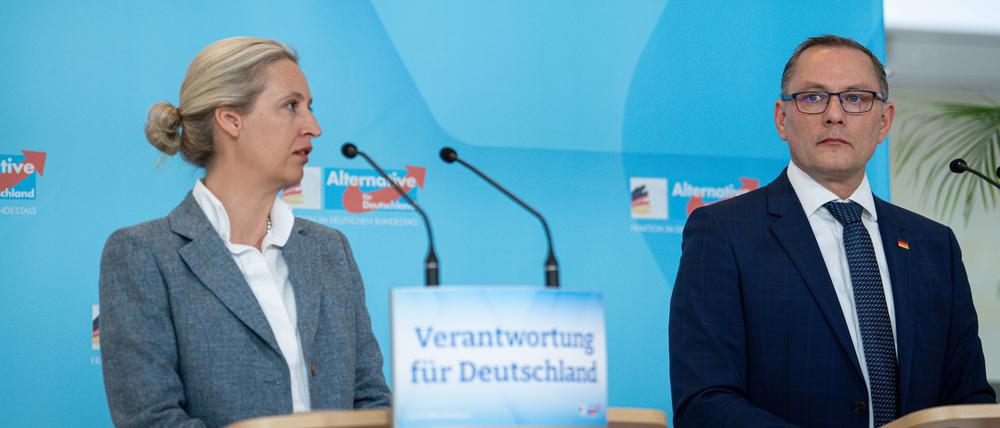 Die AfD-Bundessprecher Alice Weidel und Tino Chrupalla vor einer Fraktionssitzung.