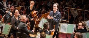 Dirigent Tarmo Peltokoski am 12. Mai 2024 mit dem Rundfunk-Sinfonieorchester Berlin im Konzerthaus.