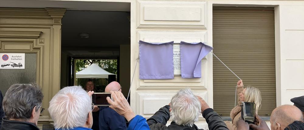 Aktives Museum Faschismus und Widerstand in Berlin e.V. BU: Gedenktafe für Mtoro bin Mwenyi Bakari an seinem ehemaligen Wohnort in der Fidicinstraße 5 in Kreuzberg.