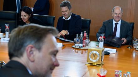 Annalena Baerbock (Bündnis 90/Die Grünen), Außenministerin, Christian Lindner (FDP), Bundesminister der Finanzen, Robert Habeck (Bündnis 90/Die Grünen), Bundesminister für Wirtschaft und Klimaschutz, und Bundeskanzler Olaf Scholz (SPD) sitzen zu Beginn der Kabinettssitzung der Bundesregierung im Bundeskanzleramt. 