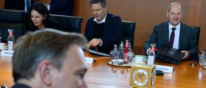 Annalena Baerbock (Bündnis 90/Die Grünen), Außenministerin, Christian Lindner (FDP), Bundesminister der Finanzen, Robert Habeck (Bündnis 90/Die Grünen), Bundesminister für Wirtschaft und Klimaschutz, und Bundeskanzler Olaf Scholz (SPD) sitzen zu Beginn der Kabinettssitzung der Bundesregierung im Bundeskanzleramt. 