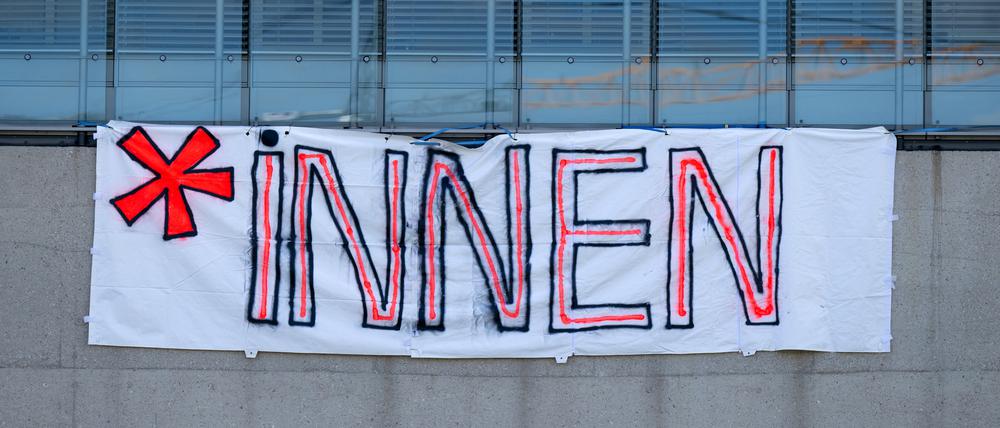 Ein Plakat mit der Aufschrift „*INNEN“ ist an der Hochschule für Fernsehen und Film München zu sehen (Symbolbild).