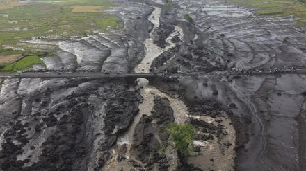 Blick in ein Gebiet in Tanah Datar, Indonesien, das von einer Sturzflut schwer getroffenen wurde.