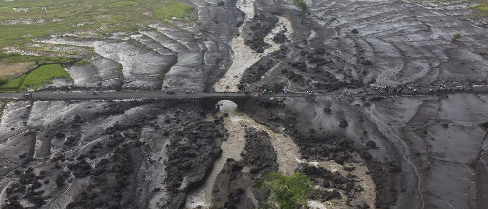 Blick in ein Gebiet in Tanah Datar, Indonesien, das von einer Sturzflut schwer getroffenen wurde.