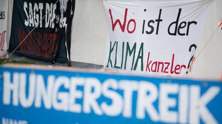 «Sagt die Wahrheit», «Wo ist der Klimakanzler» und «Hungerstreik» ist auf Schildern im Hungerstreik-Camp des Bündnisses «Hungern bis ihr ehrlich seid» im Regierungsviertel zu lesen.