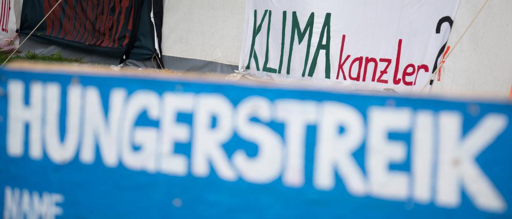 «Sagt die Wahrheit», «Wo ist der Klimakanzler» und «Hungerstreik» ist auf Schildern im Hungerstreik-Camp des Bündnisses «Hungern bis ihr ehrlich seid» im Regierungsviertel zu lesen.