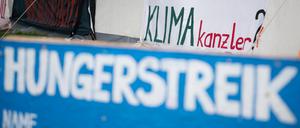 «Sagt die Wahrheit», «Wo ist der Klimakanzler» und «Hungerstreik» ist auf Schildern im Hungerstreik-Camp des Bündnisses «Hungern bis ihr ehrlich seid» im Regierungsviertel zu lesen.