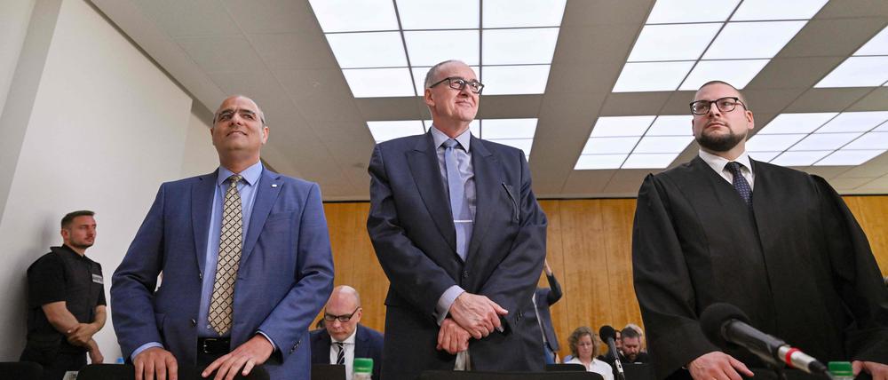 Erwarten das Urteil. Peter Boehringer (l.) und Roman Reusch (m.), beide Mitglieder der Rechtspartei Alternative für Deutschland (AfD), und ihr Anwalt Christian Conrad.