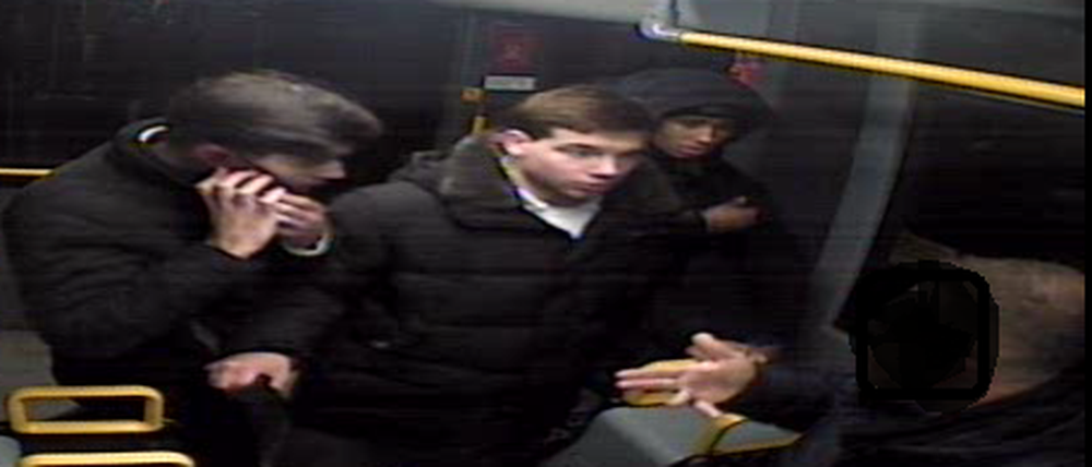 Die drei mutmaßlichen Täter wurden von einer Überwachungskamera aufgezeichnet.