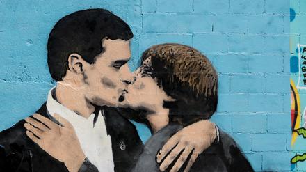 Ein Graffiti in Barcelona zeigt Spaniens Premier Pedro Sánchez (links) in inniger Umarmung mit Separatistenführer Carles Puigdemont. 