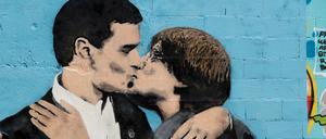 Ein Graffiti in Barcelona zeigt Spaniens Premier Pedro Sánchez (links) in inniger Umarmung mit Separatistenführer Carles Puigdemont. 