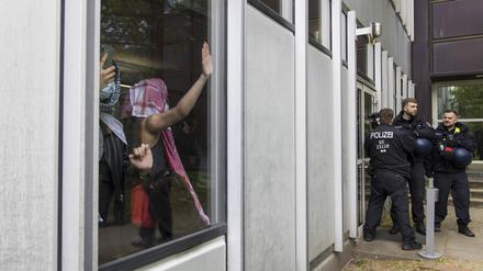 Bei den Protesten an der FU wurden auch Parolen skandiert, die aktuell als verboten gelten, etwa: „From the river to the sea“.