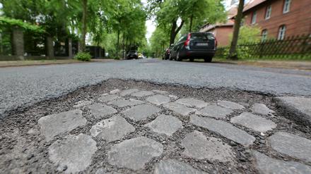 Breitscheidstraße Potsdam. Rudolf-Breitscheid-Straße Potsdam. Straßenschäden zwischen Bebelstraße und Stadtgrenze.
