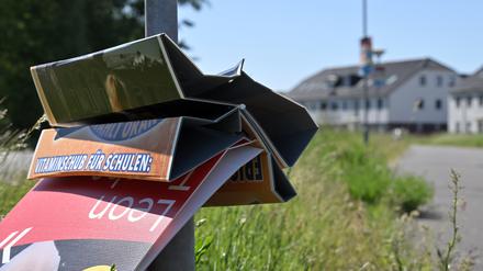 In der Gartenstraße in Fahrland wurden am Wochenende dutzende Plakate zerknickt oder abgerissen. Nur die AfD wurde verschont.