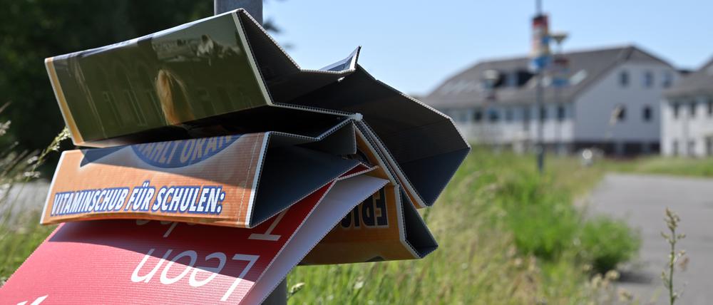 In der Gartenstraße in Fahrland wurden am Wochenende dutzende Plakate zerknickt oder abgerissen. Nur die AfD wurde verschont.