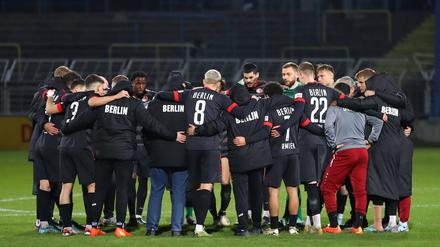 Auch in Zeiten des Abstiegs hält die erste Mannschaft des Berliner AK zusammen.