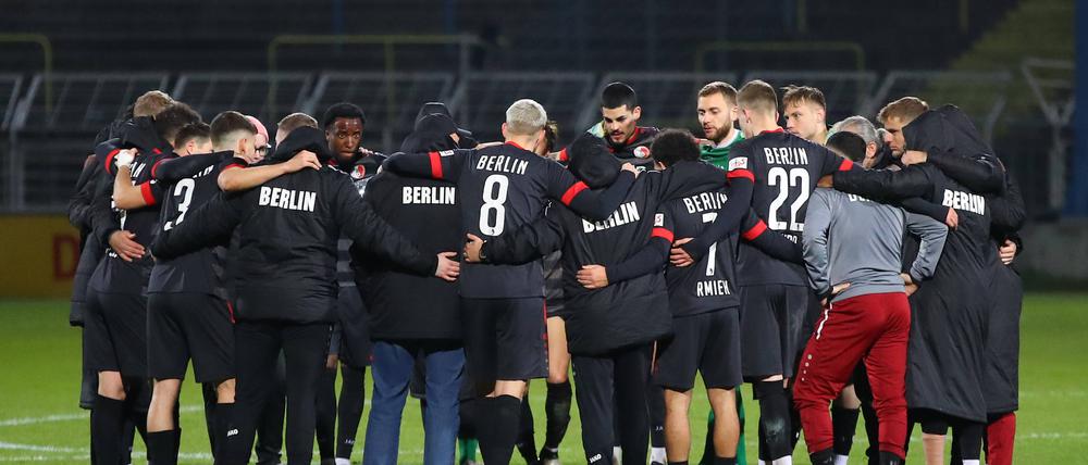 Auch in Zeiten des Abstiegs hält die erste Mannschaft des Berliner AK zusammen.