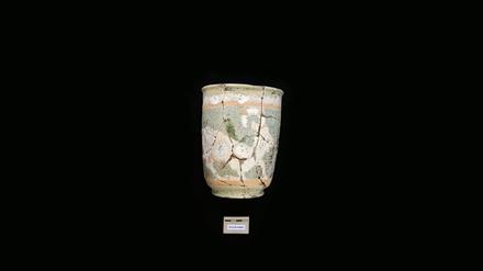 Ein glasierter Tonbecher aus der Grabung 2007 vom Tell Halaf in Syrien. Gefäße dieser Art sind sehr selten.