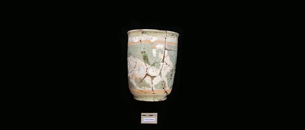 Ein glasierter Tonbecher aus der Grabung 2007 vom Tell Halaf in Syrien. Gefäße dieser Art sind sehr selten.