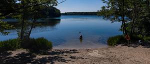 ARCHIV - 22.06.2020, Brandenburg, Oranienburg: Menschen genießen das schöne Wetter am Grabowsee unweit von Oranienburg. (zu dpa: «Badesaison an Oranienburger Seen startet in wenigen Tagen») Foto: Paul Zinken/dpa-Zentalbild/dpa +++ dpa-Bildfunk +++