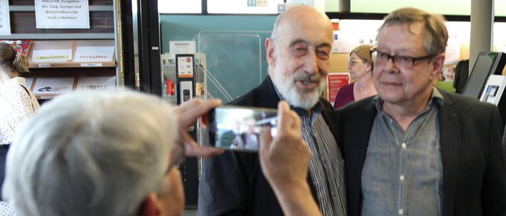 Vernissage im Hansaviertel. Tom Freudenheim und Joachim Schlör sind begehrte Fotoobjekte. 