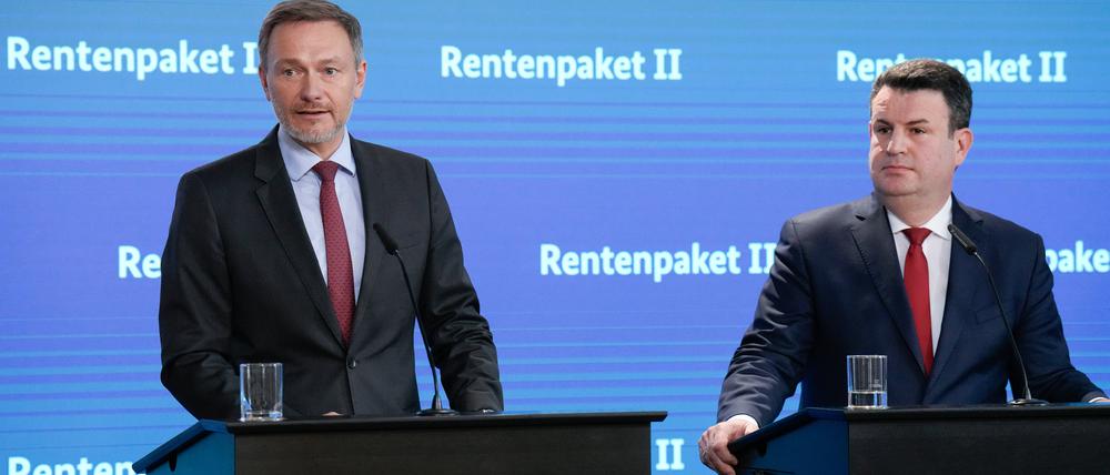 Da waren sie sich noch einig: Bundesfinanzminister Christian Lindner (FDP) und Bundesarbeitsminister Hubertus Heil (SPD) bei der Vorstellung des Rentenpakets II im März.