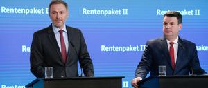 Da waren sie sich noch einig: Bundesfinanzminister Christian Lindner (FDP) und Bundesarbeitsminister Hubertus Heil (SPD) bei der Vorstellung des Rentenpakets II im März.