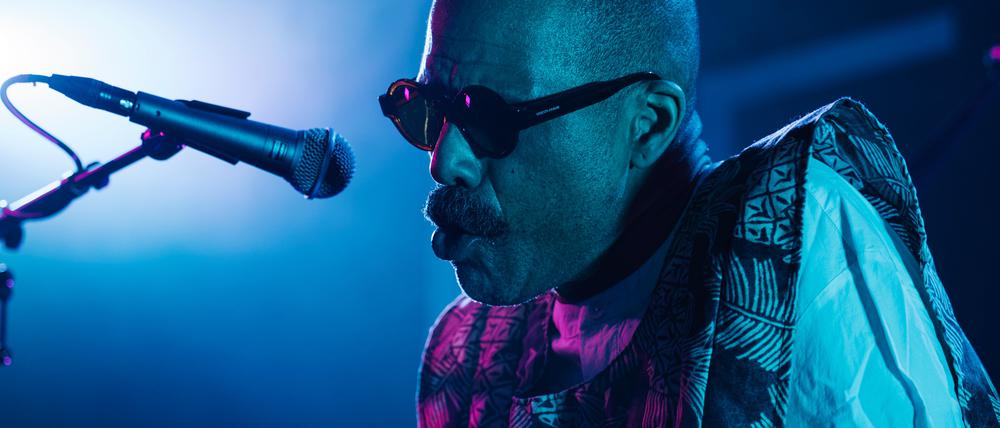 Der Perkussionist und Schlagzeuger Kahil El’Zabar beim Auftritt im Festsaal Kreuzberg. 