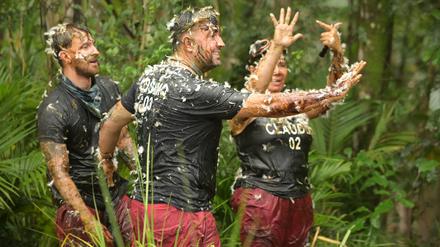 Ekel-Alarm im Urwald: Gigi Birofio (l.), Cosimo Citiolo (m.) und Claudia Effenberg besudelt und gefedert in der letzten Staffel