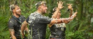 Ekel-Alarm im Urwald: Gigi Birofio (l.), Cosimo Citiolo (m.) und Claudia Effenberg besudelt und gefedert in der letzten Staffel