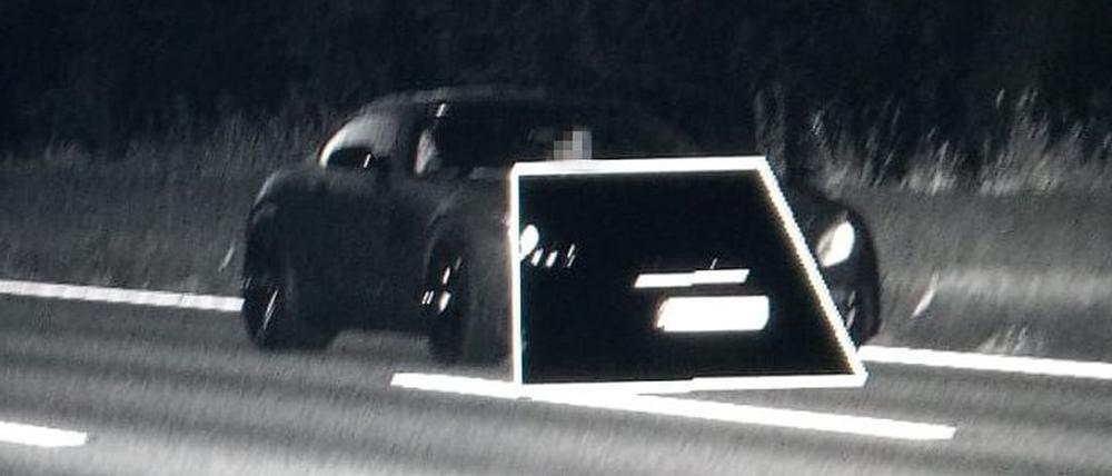 Mehr als 100 Kilometer pro Stunde ist ein Raser auf der Berliner Stadtautobahn Avus zu schnell gewesen.