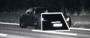 Mehr als 100 Kilometer pro Stunde ist ein Raser auf der Berliner Stadtautobahn Avus zu schnell gewesen.