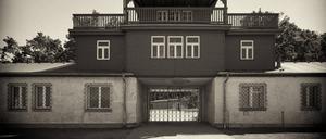 Das Eingangstor zum Lager KZ Buchenwald. Den im Gitter eingelassenen Spruch „Jedem das Seine“ in Bauhausschrift schuf der Bauhäusler und Häftling Franz Ehrlich.