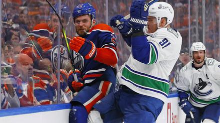 Das tat weh. Nikita Zadorov drückt Leon Draisaitl (li.) an die Bande.