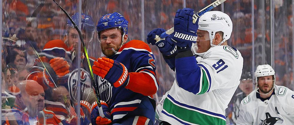 Das tat weh. Nikita Zadorov drückt Leon Draisaitl (li.) an die Bande.