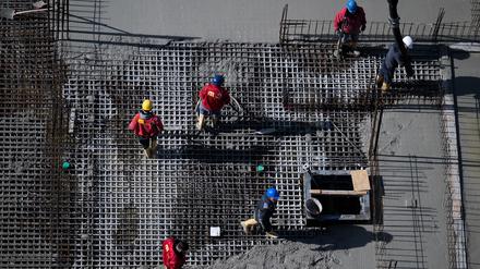Arbeiter sind auf einer Baustelle beschäftigt.
