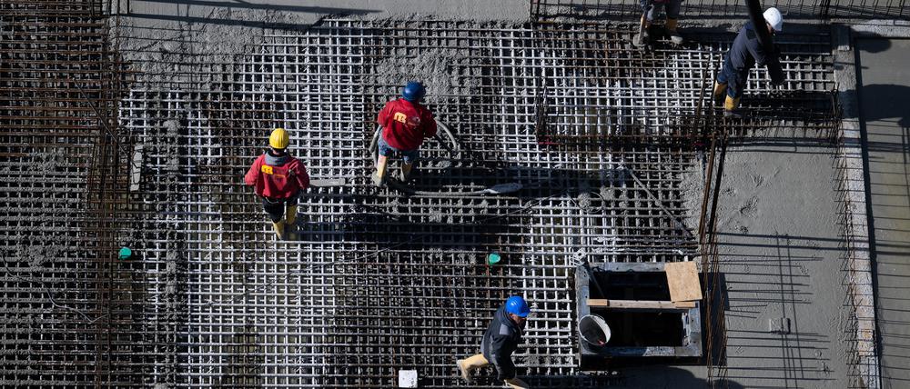 Arbeiter sind auf einer Baustelle beschäftigt.