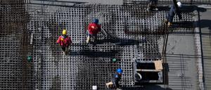 Arbeiter sind auf einer Baustelle beschäftigt.