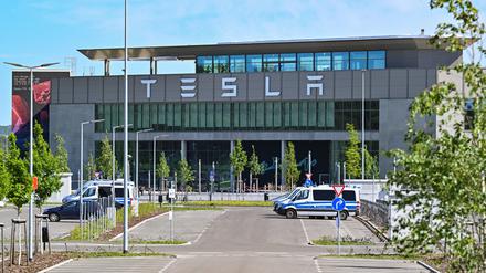 12.05.2024, Brandenburg, Grünheide: Polizei sichert das Werksgelände der Tesla-Gigafactory Berlin-Brandenburg. Nach fünf Tagen soll die Aktionswoche mit Protesten gegen den US-Elektroautobauer Tesla in Grünheide bei Berlin am Sonntag zu Ende gehen. (zu dpa: «Gemeindevertretung entscheidet Donnerstag über Tesla-Erweiterung») Foto: Patrick Pleul/dpa +++ dpa-Bildfunk +++