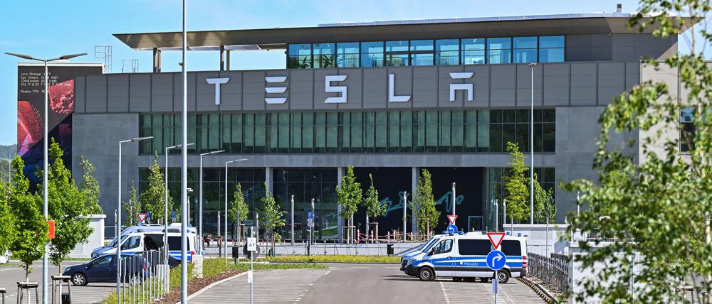 12.05.2024, Brandenburg, Grünheide: Polizei sichert das Werksgelände der Tesla-Gigafactory Berlin-Brandenburg. Nach fünf Tagen soll die Aktionswoche mit Protesten gegen den US-Elektroautobauer Tesla in Grünheide bei Berlin am Sonntag zu Ende gehen. (zu dpa: «Gemeindevertretung entscheidet Donnerstag über Tesla-Erweiterung») Foto: Patrick Pleul/dpa +++ dpa-Bildfunk +++