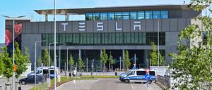 12.05.2024, Brandenburg, Grünheide: Polizei sichert das Werksgelände der Tesla-Gigafactory Berlin-Brandenburg. Nach fünf Tagen soll die Aktionswoche mit Protesten gegen den US-Elektroautobauer Tesla in Grünheide bei Berlin am Sonntag zu Ende gehen. (zu dpa: «Gemeindevertretung entscheidet Donnerstag über Tesla-Erweiterung») Foto: Patrick Pleul/dpa +++ dpa-Bildfunk +++