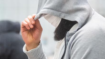 Abu Walaa, mutmaßlicher Anführer der Terrormiliz Islamischer Staat (IS) in Deutschland, steht im Oberlandesgericht Celle hinter einer Glasscheibe. 