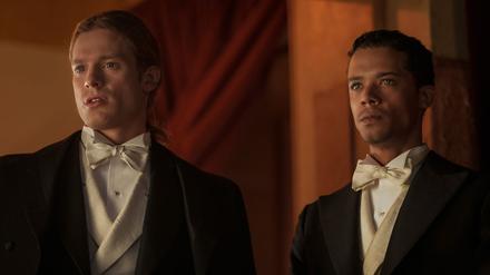 Die Vampire Lestat de Lioncourt (Sam Reid, links) und Louis de Pointe du Lac (Jacob Anderson).