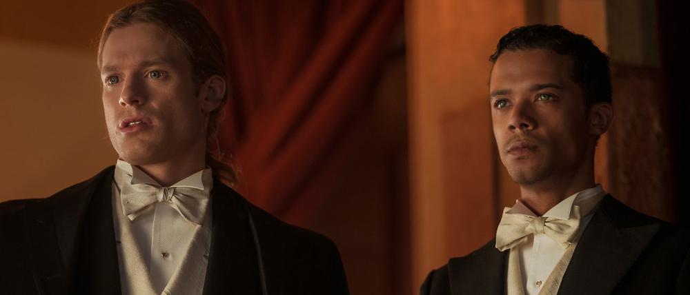 Die Vampire Lestat de Lioncourt (Sam Reid, links) und Louis de Pointe du Lac (Jacob Anderson).