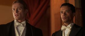 Die Vampire Lestat de Lioncourt (Sam Reid, links) und Louis de Pointe du Lac (Jacob Anderson).