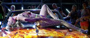 In „Titane“ entwickelt Alexia (Agathe Rousselle) eine sexuelle Anziehung zu Autos.