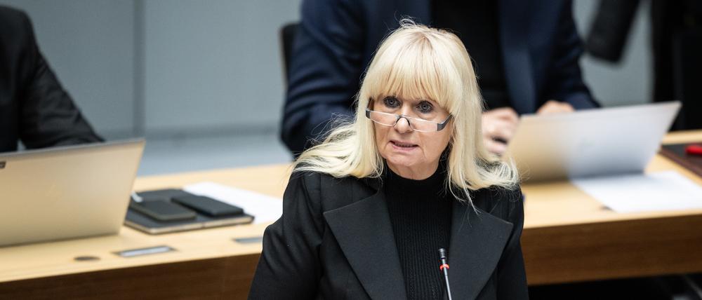 Iris Spranger (SPD), Berliner Senatorin für Inneres und Sport, spricht im Abgeordnetenhaus.