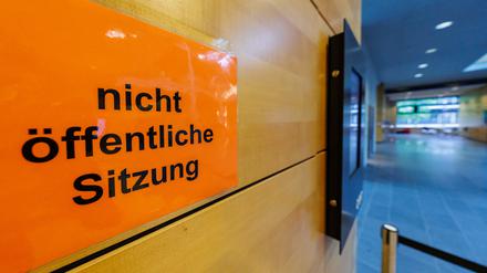 Würzburg: „nicht öffentliche Sitzung“ steht auf einem Schild an der Eingangstür zu einem Sitzungssaal im Landgericht. Knapp acht Monate nach dem gewaltsamen Tod eines 14-Jährigen im fränkischen Lohr am Main beginnt am Freitag vor dem Landgericht Würzburg der Prozess gegen einen Gleichaltrigen. 